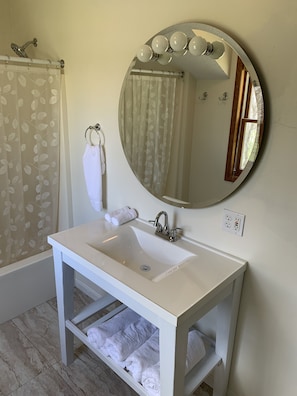 Combinazione doccia/vasca, asciugacapelli, asciugamani, sapone