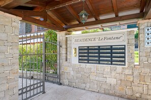 Property grounds - Apartment “Pure Relaxation Between Lake and Mountains” with Pool, Terrace & Whirlpool (San Zeno)