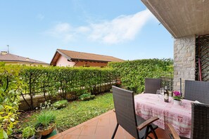 Outdoor dining - Apartment “Pure Relaxation Between Lake and Mountains” with Pool, Terrace & Whirlpool (San Zeno)