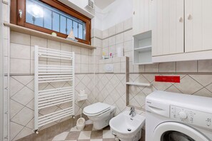 Shower, hair dryer, towels - Apartment “Pure Relaxation Between Lake and Mountains” with Pool, Terrace & Whirlpool (San Zeno)