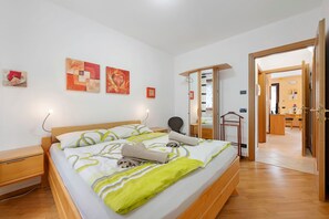 2 bedrooms, iron/ironing board, free WiFi, bed sheets - Apartment “Pure Relaxation Between Lake and Mountains” with Pool, Terrace & Whirlpool (San Zeno)