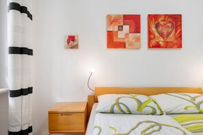 2 bedrooms, iron/ironing board, free WiFi, bed sheets