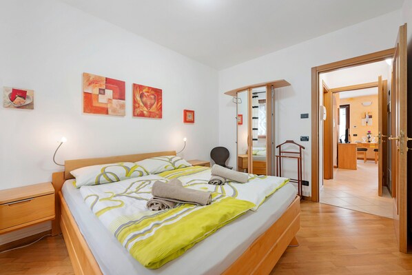 2 bedrooms, iron/ironing board, free WiFi, bed sheets