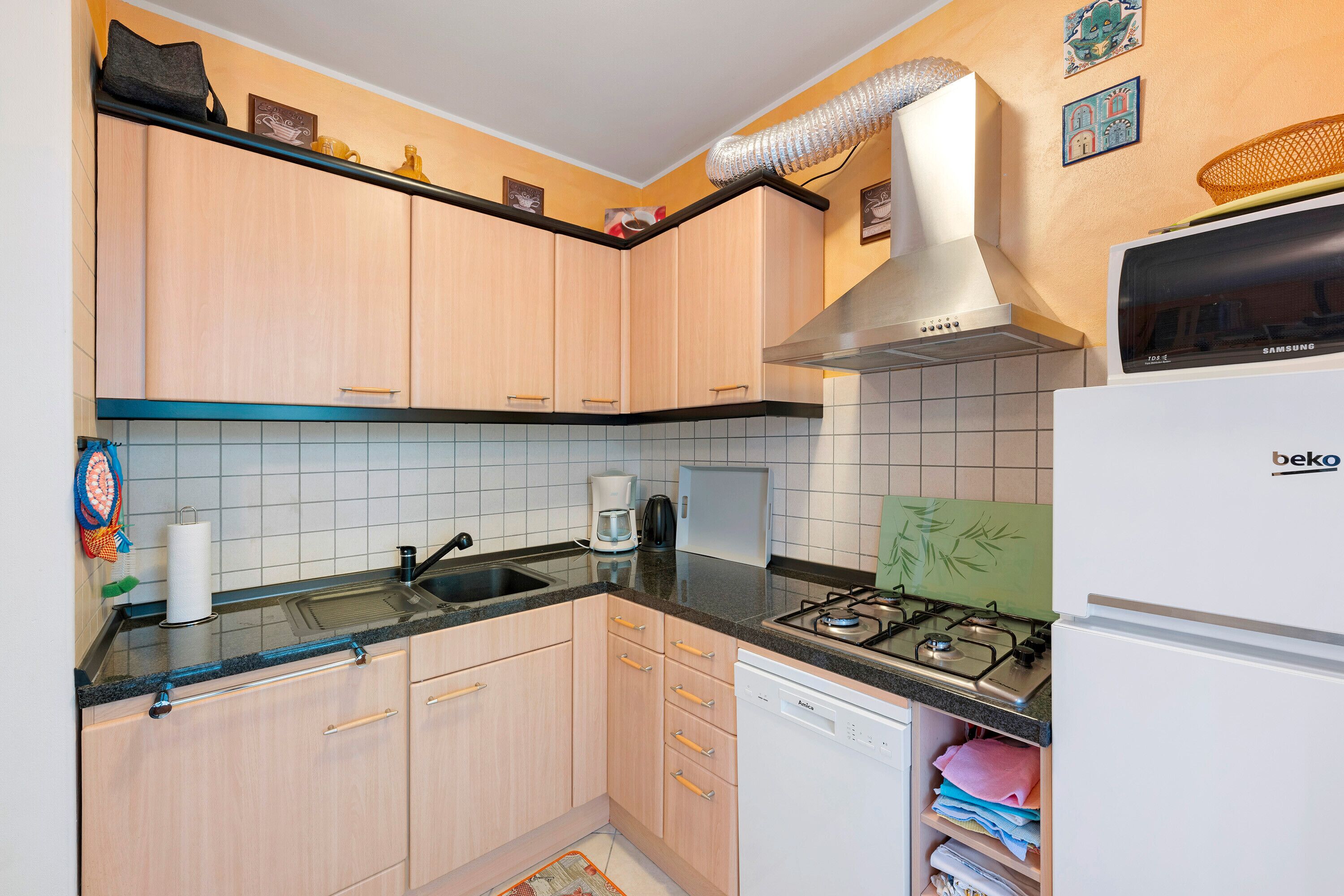 Kylskåp, mikrovågsugn, spishäll och diskmaskin