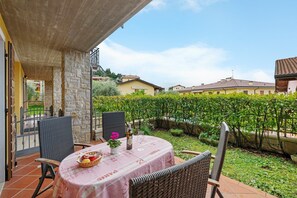 Outdoor dining - Apartment “Pure Relaxation Between Lake and Mountains” with Pool, Terrace & Whirlpool (San Zeno)
