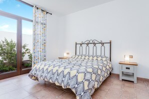5 bedrooms, iron/ironing board, free WiFi, bed sheets