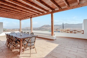 Outdoor dining - Spacious Villa  “Casa el Aceitunal” with Mountain View, Garden, Terrace & Pool (Tetir)