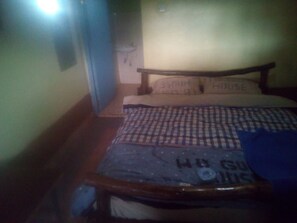 Habitación doble de uso individual | Wifi gratis y ropa de cama 