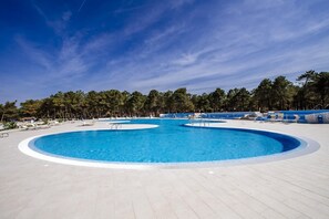 A large, circular swimming pool with a clear blue sky above. - 4 * apartments / 5-6pax. (Zaton)
