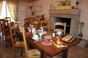 每日供应全套早餐（每人 EUR 9）