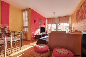 TV - Comfortable Duplex Apartment La Casa De Enzo with Wi-Fi, Ventilators & Terrace (Playa de Las Americas)