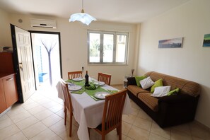 Dining - Tranquil Holiday Apartment "Marzia" with Air Conditioning and Balcony (Otranto)