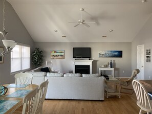 Condo | Sala de estar | Televisión de pantalla plana, chimenea y reproductor de DVD 