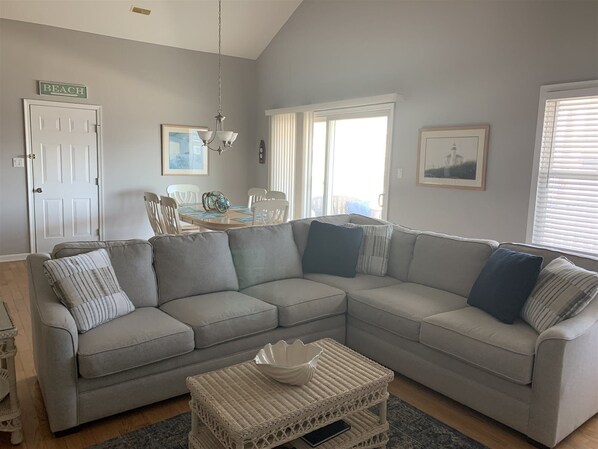 Huoneisto | Olohuone | Taulutelevisio, takka, DVD-soitin