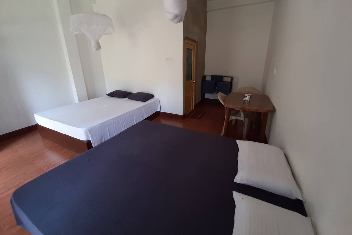 Basic Quadruple Room | Desk, WiFi (free)