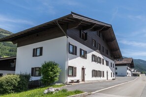 Exterior - Cosy Apartment "Wurzhöhe" with Balcony & Wi-Fi; Parking Available (Jochberg)