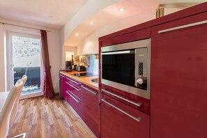 Fridge, microwave, oven, stovetop - Cosy Apartment "Wurzhöhe" with Balcony & Wi-Fi; Parking Available (Jochberg)