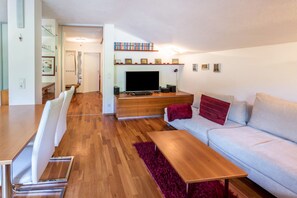 TV, stereo - Cosy Apartment "Wurzhöhe" with Balcony & Wi-Fi; Parking Available (Jochberg)