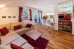 TV, stereo - Cosy Apartment "Wurzhöhe" with Balcony & Wi-Fi; Parking Available (Jochberg)