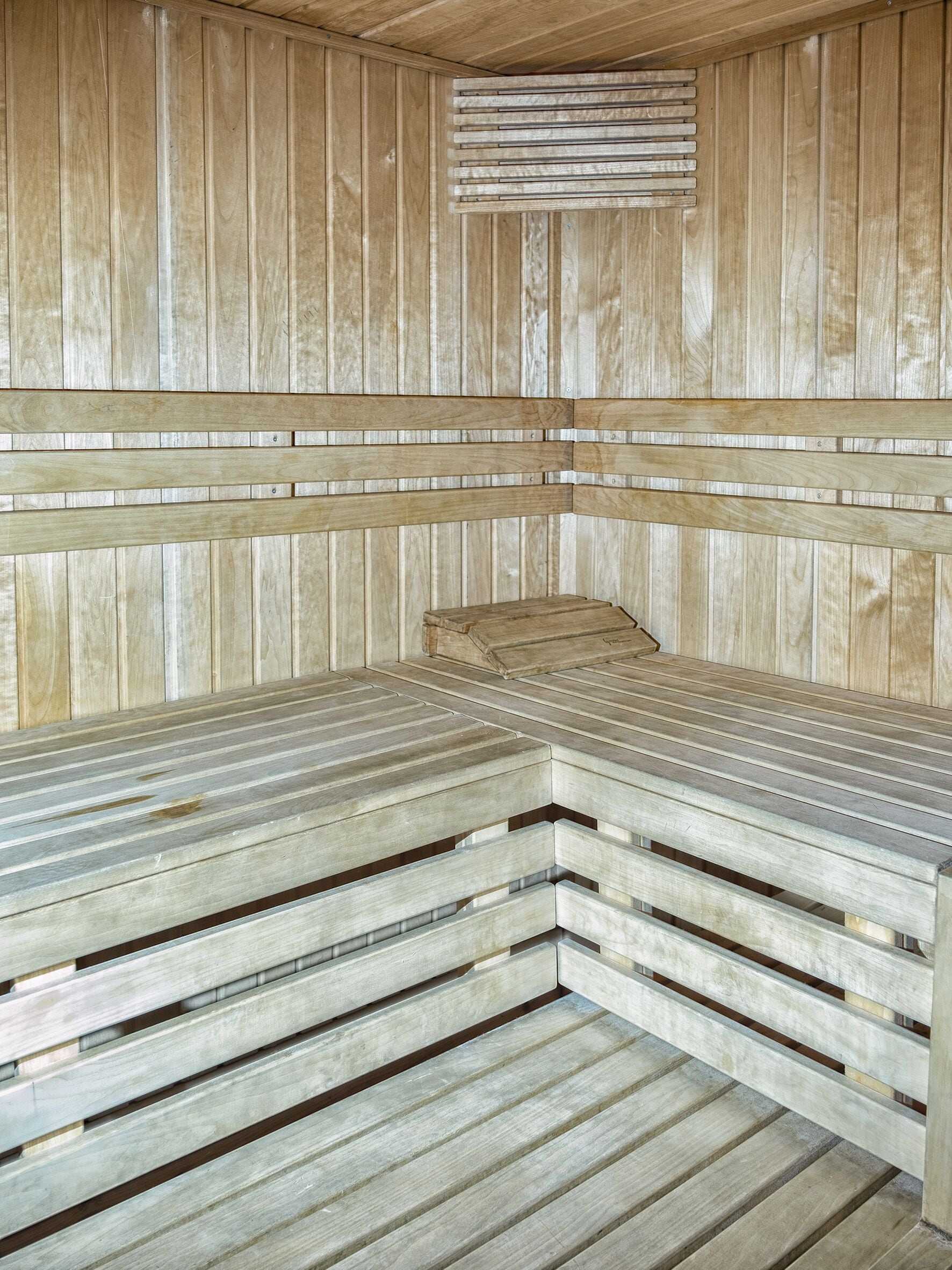 Un sauna avec des bancs en bois et un plafond à lattes.