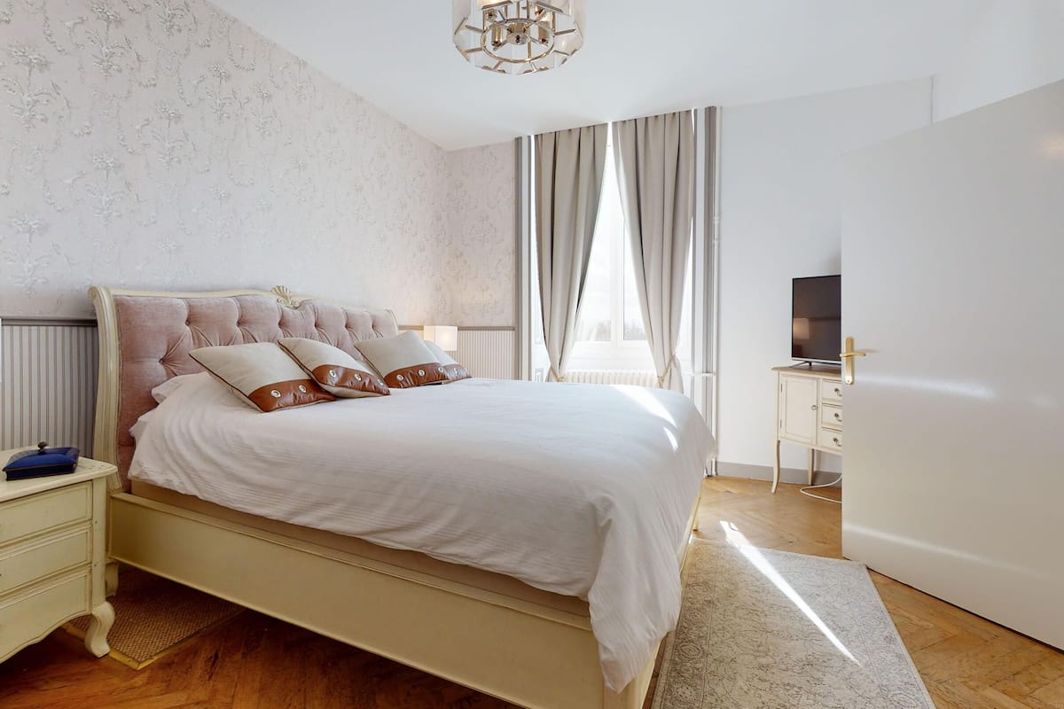 2 bedrooms, premium bedding, down duvets, in-room safe