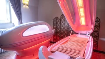 Couples treatment room(s), sauna, hot tub, steam room