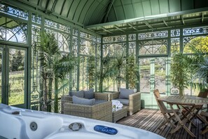Outdoor spa tub - Chateau de Tressé (Ombrée d'Anjo)
