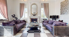 Lobby sitting area - Chateau de Tressé (Ombrée d'Anjo)