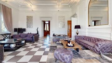 Sala de estar en el lobby