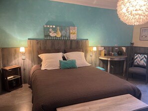 Room | 2 bedrooms, premium bedding, iron/ironing board, free WiFi