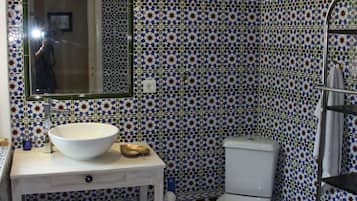 Kamar | Kamar mandi | Shower, pengering rambut, handuk, dan sabun