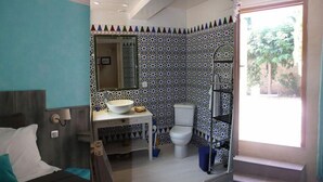 A bathroom with a sink, toilet, and a mirror. - Chambre d'hôtes Bleus Matines (Caveirac)