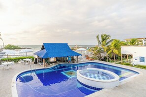 2 座室外游泳池，提供日光浴躺椅