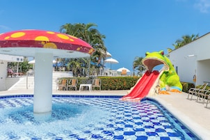 2 piscinas al aire libre, sillones reclinables de piscina