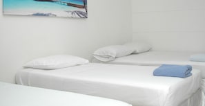 Quadruple Room, Beach View | In-room safe, free WiFi, bed sheets - Hotel La Fragata (Coveñas)