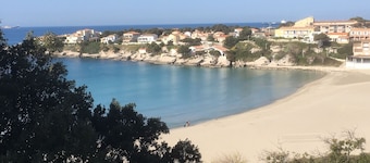 Hus med trädgård och pool 200 m från stranden