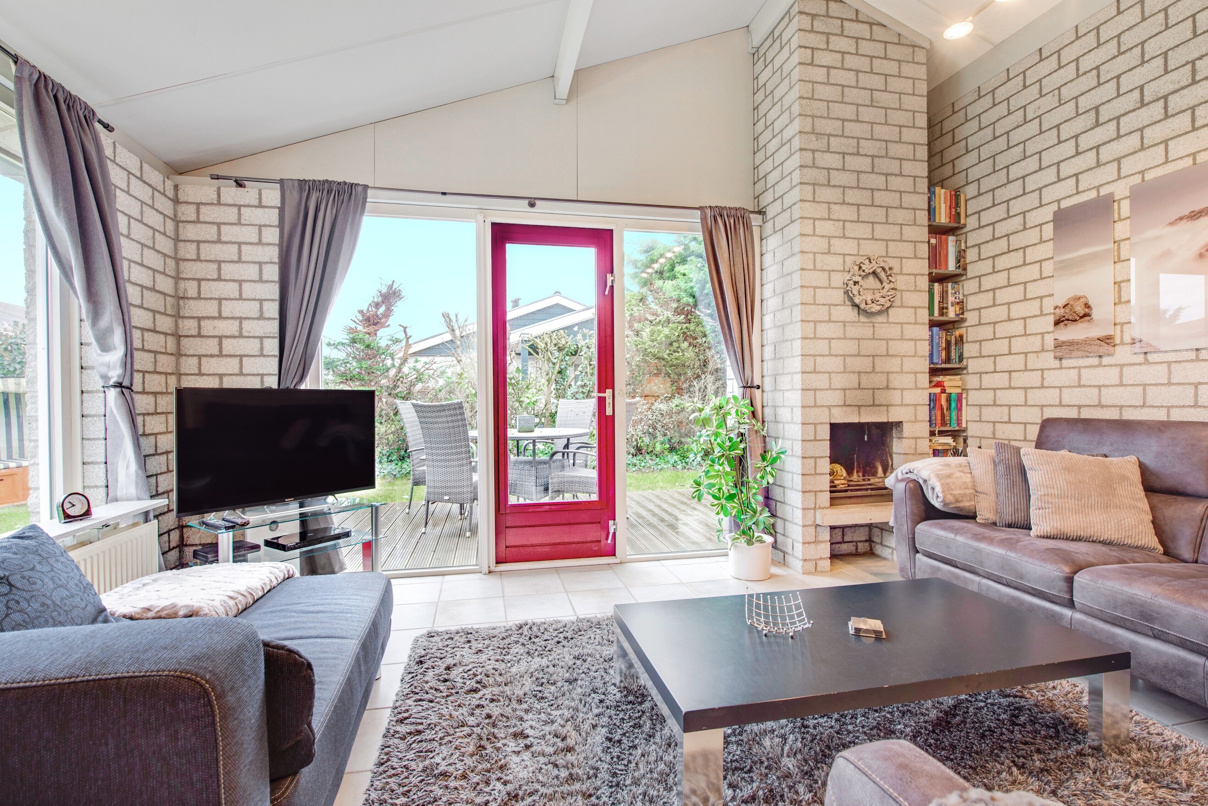 Televisión, chimenea, reproductor de DVD, mesa de ping pong