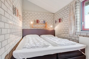 2 bedrooms, iron/ironing board, free WiFi