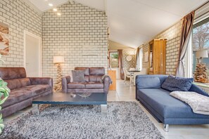 Televisión, chimenea, reproductor de DVD, mesa de ping pong