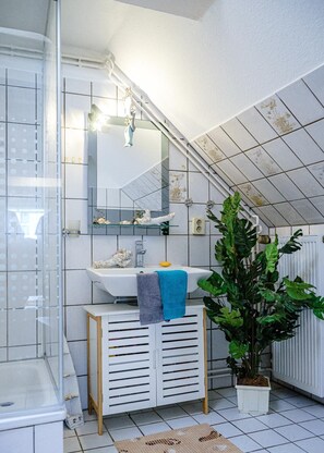 Shower, free toiletries, hair dryer, towels - Nordstern Restaurant & Pension (Gingst)