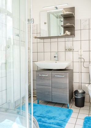 Standard Twin Room | Bathroom | Shower, free toiletries, hair dryer, towels