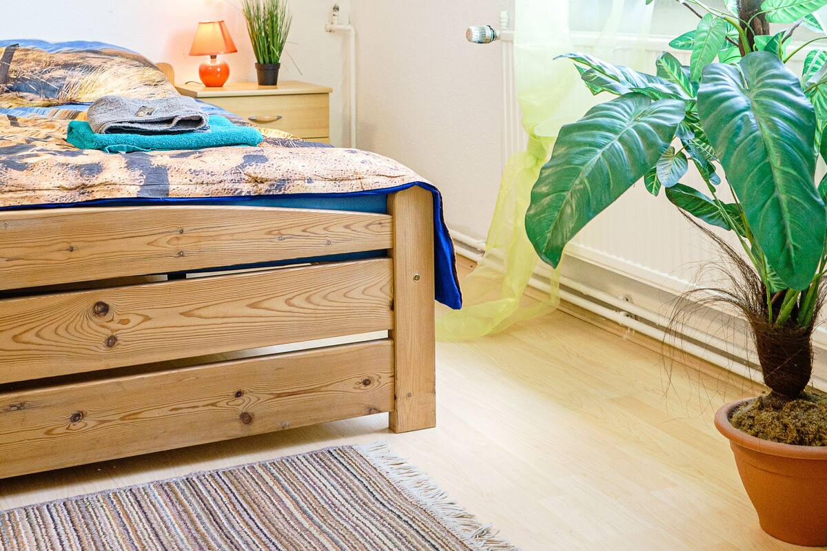 Quarto família, para não fumantes | Roupas de cama antialérgicas, camas Select Comfort, escrivaninha