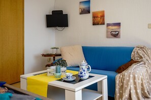 Standard-Zweibettzimmer | Wohnbereich | 54-cm-LCD-Fernseher mit Digitalempfang, Fernseher, Netflix