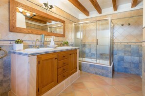 Bañera, secador de pelo, toallas
