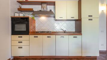 Réfrigérateur, four, plaque de cuisson, grille-pain