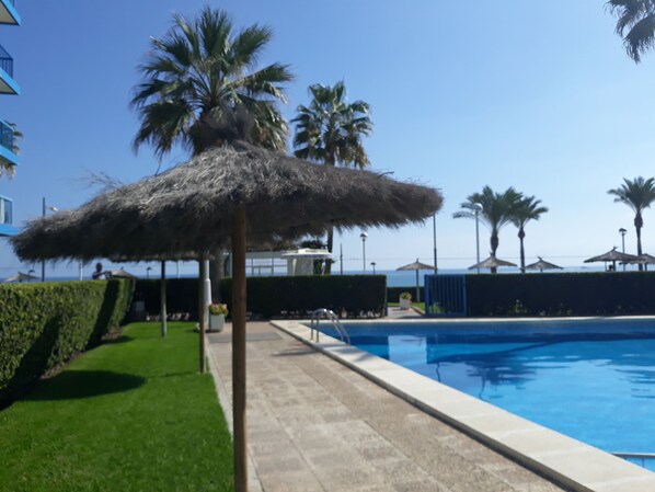 Una piscina al aire libre