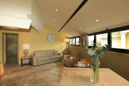 New in 2020, 5 guest rooms, tastefully decorated, ideal location!