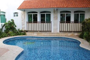 Hồ bơi ngoài trời 