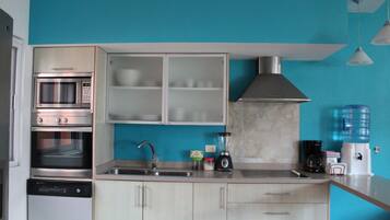 Departamento Confort | Cocina privada | Refrigerador, microondas, horno y parrilla de estufa