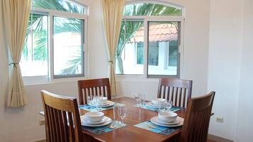 Departamento Confort | Área de sala de estar | Televisión de pantalla plana